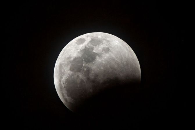 A diferencia de los eclipses solares, el eclipse lunar se puede ver a simple vista o con binoculares.