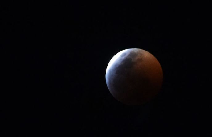 El eclipse de superluna de lobo de sangre visto desde la Ciudad de México.