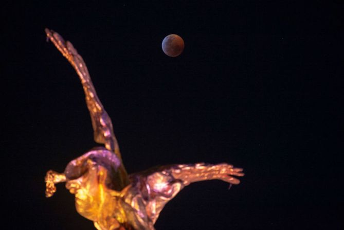 En Ciudad de México, con el monumento conocido como el Ángel de Independencia como marco.