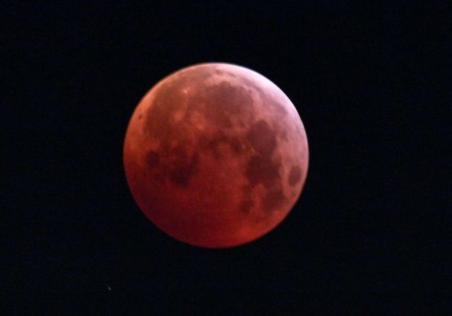 El eclipse de superluna sobre el cielo de Milán, Italia.