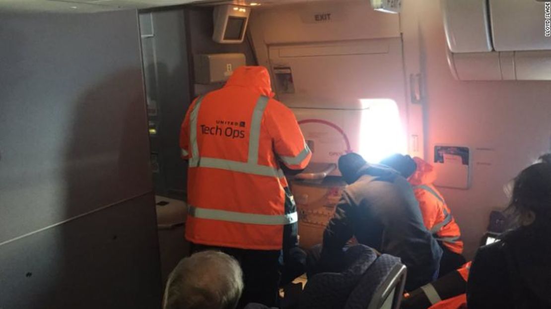 El pasajero Steven Lau compartió en redes esta imagen de trabajadores de United tratando de reparar una puerta de emergencia del avión.