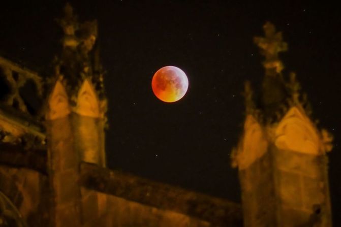 El eclipse de superluna desde la catedral de Tours, en el centro de Francia.