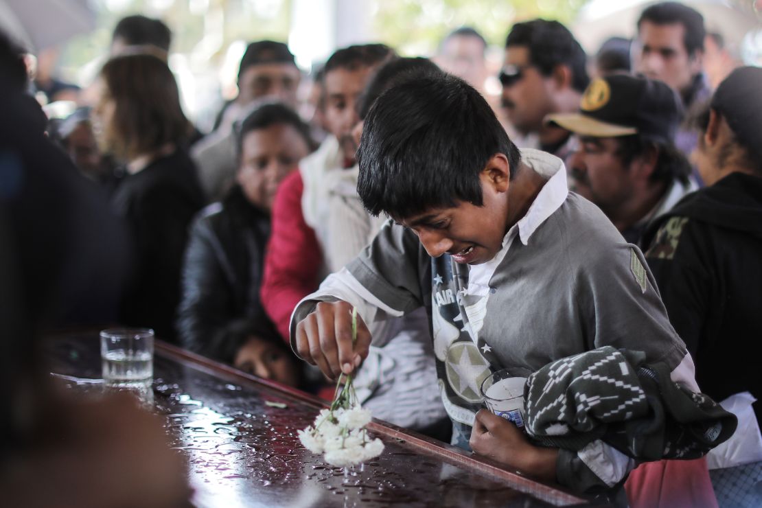 CNNE 607343 - relatives of victims of a pemex' pipeline explosion hold a vigil