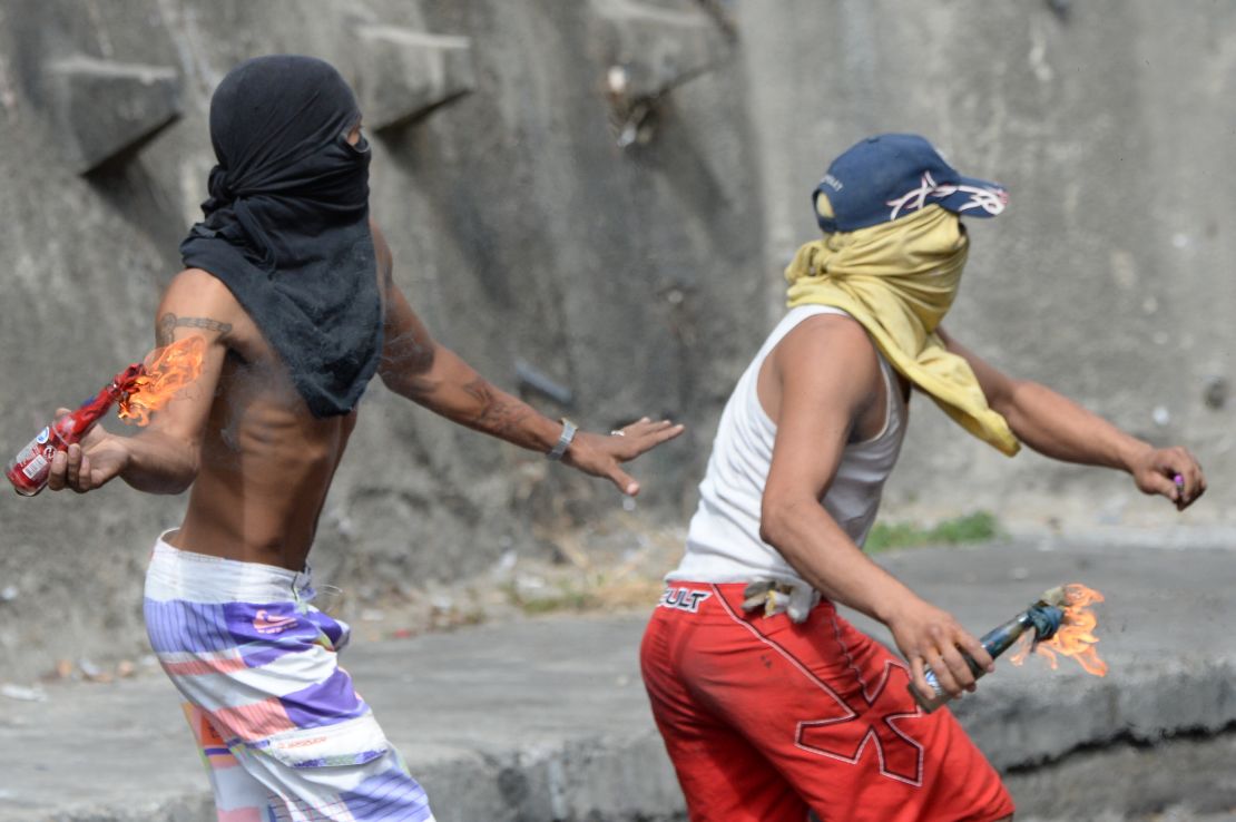 CNNE 607372 - venezuela-military-uprising-clashes