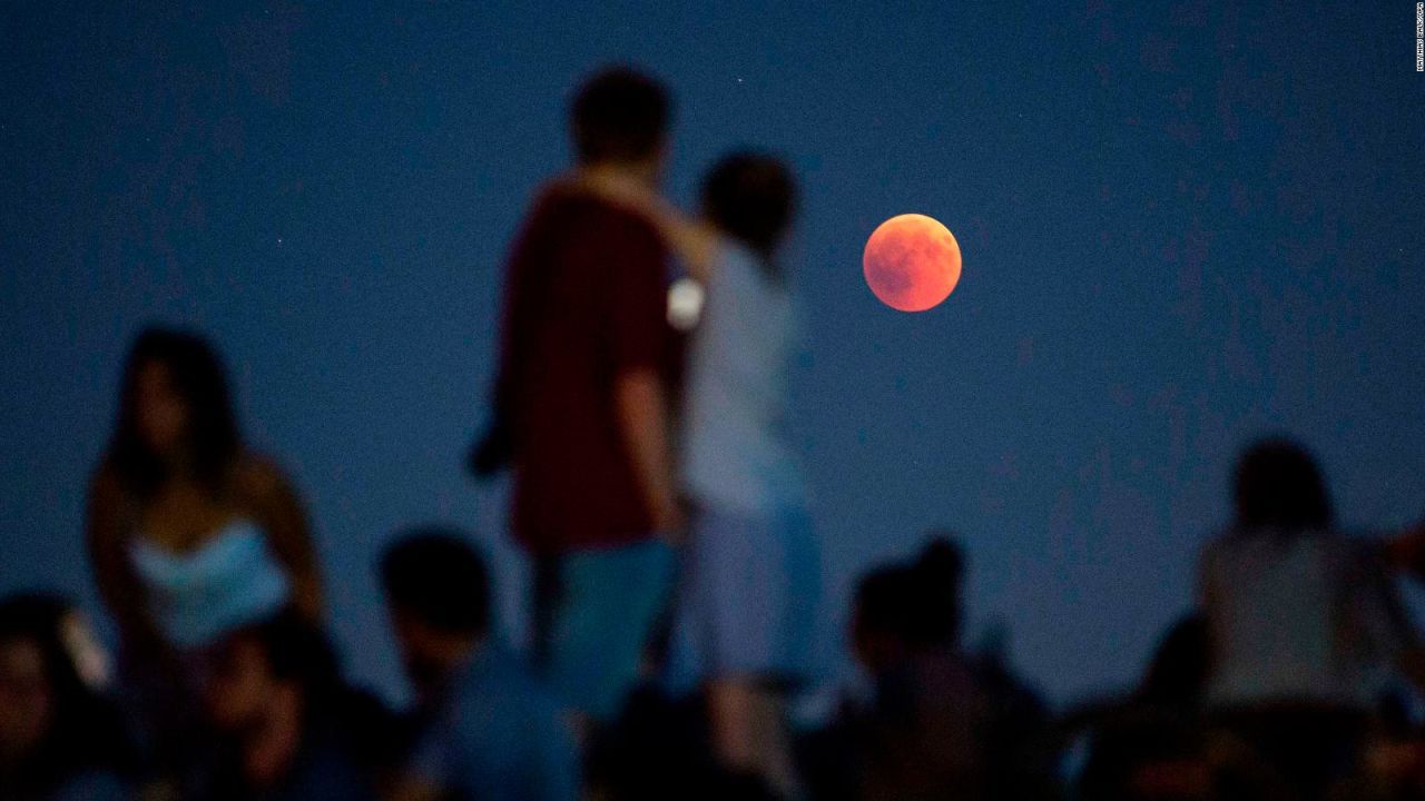 CNNE 607438 - asi se vio la superluna de sangre o luna lobo