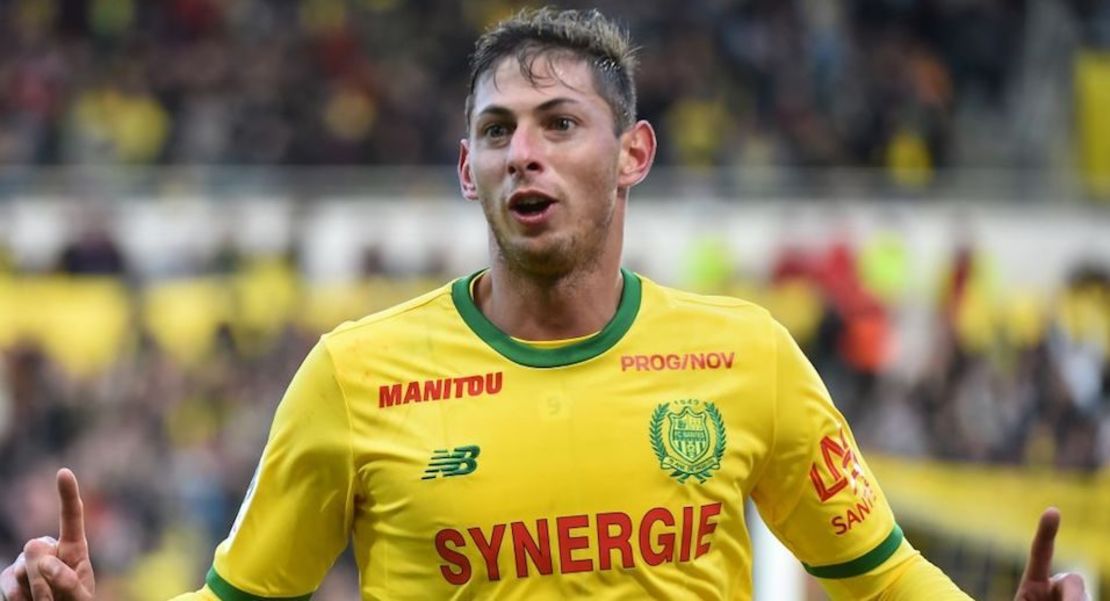 El delantero argentino Emiliano Sala fue transferido recientemente del Nantes de la liga francesa al Cardiff de la Liga Premier de Inglaterra.