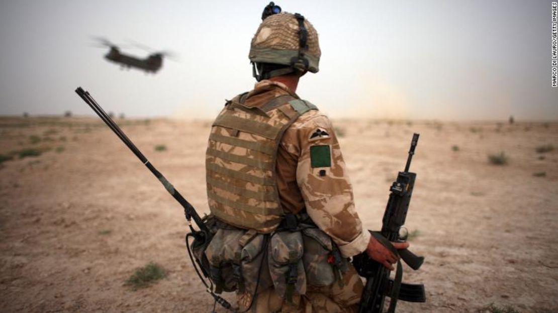 Un soldado del Ejército Británico del 3er Batallón del Regimiento de Paracaidistas durante la operación Bestia del Sur el 6 de agosto de 2008 en el distrito de Maywand en la provincia de Kandahar, Afganistán.
