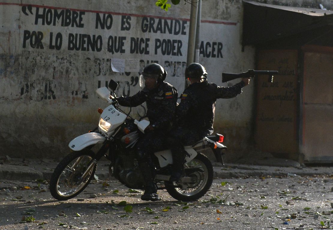 CNNE 607840 - topshot-venezuela-military-uprising-clashes