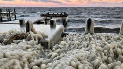 CNNE 607991 - el hielo invade un muelle de deal island, maryland