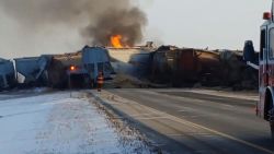 CNNE 607993 - tren descarrilado en canada bloquea autopista