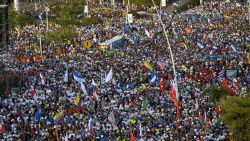 CNNE 608062 - miles de jovenes esperan la llegada del papa a panama