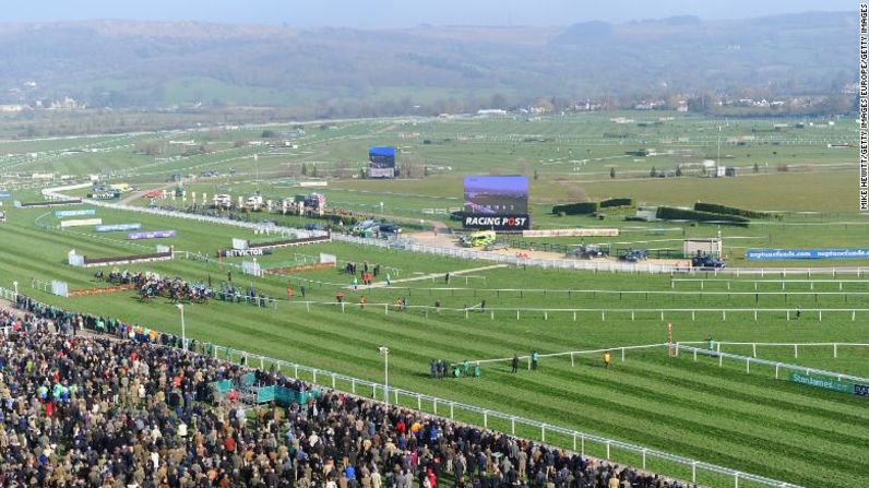 Hipodromo de Chentelham, Inglaterra - Chentelham es un santuario en el que las carreras resaltan contra el idílico fondo de las colinas de Cotswold. El hipódromo alberga cada marzo el prestigiado Festival de Chentelham, punto culminante en el calendario de las carreras de salto.