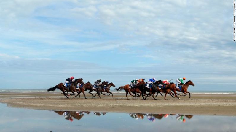 Carreras de Laytown, Irlanda - Las Carreras de Laytown son la única competencia oficial de playa en Europa. Situada en la costa irlandesa, esta atracción de más de 150 años atrae a más de cinco mil visitantes cada año. Los caballos corren en una pista improvisada en la arena.