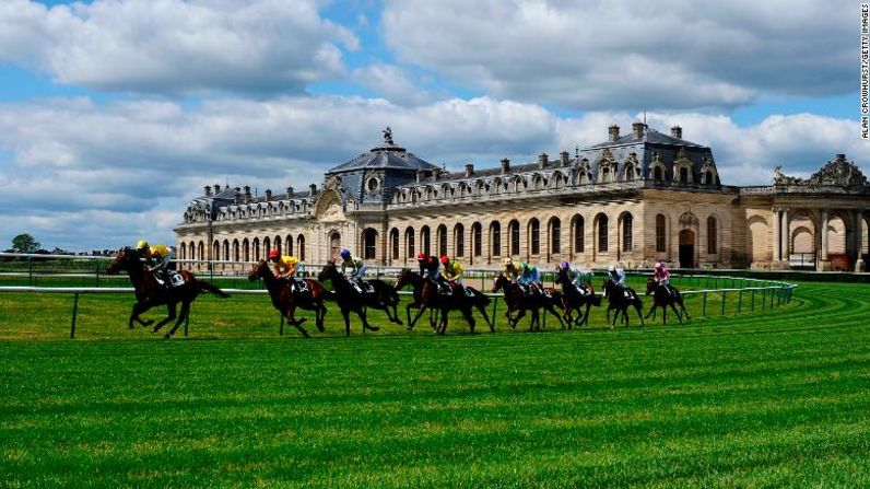 Chantilly, Francia - Espectacular y eterno; la histórica Chantilly se sitúa frente al castillo de Chantilly, que data del siglo XVI y del majestuoso edificio conocido como Great Stables; todo esto en medio de bosques 48 kilómetros al norte de París.