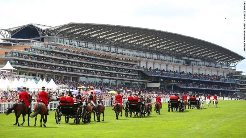 Ascot, Inglaterra - El simple nombre de Ascot evoca visiones de realeza, elegancia, alta moda y carreras de clase mundial. El hipódromo fue abierto en 1711 por la reina Ana. La Royal Ascot es todavía uno de los encuentros más celebrados en el calendario.