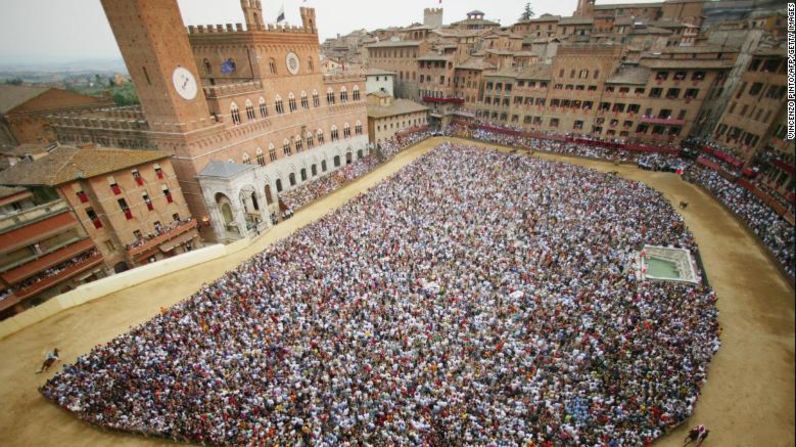 Piazza del Cambio, Italia - En resumen, no hay hipódromo en el mundo como la Piazza del Campo en Siena, Italia. Sus orígenes datan de tiempos medievales cuando los jinetes montaban búfalos. Il Palio se corre dos veces al año en una pista que circunda la piazza, con los espectadores en el centro de ella.