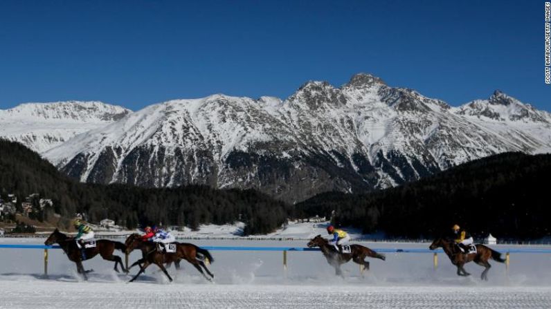 St. Moritz, Suiza - St. Moritz es conocido por su esquí de clase mundial, brillo, glamour y ¿caballos de carreras? La sede del White Turf, realizado durante 3 días al año, no es el típico hipódromo. En lugar de la pista de césped, polvo o arena, las carreras se hacen sobre un lago congelado.