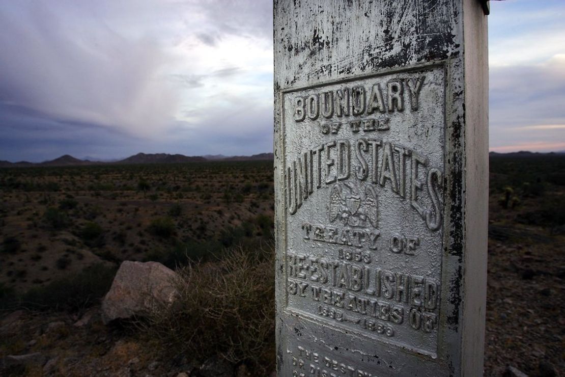 Una placa marca la frontera entre Estados Unidos y México en el refugio de Cabeza Prieta, Arizona.