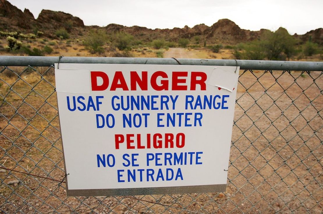 Un letrero advierte de uso de artillería en las cercanías del refugio de Cabeza Prieta, Arizona.