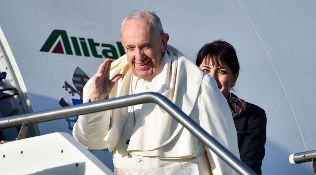 El papa Francisco aborda el avión que lo llevará a Panamá.