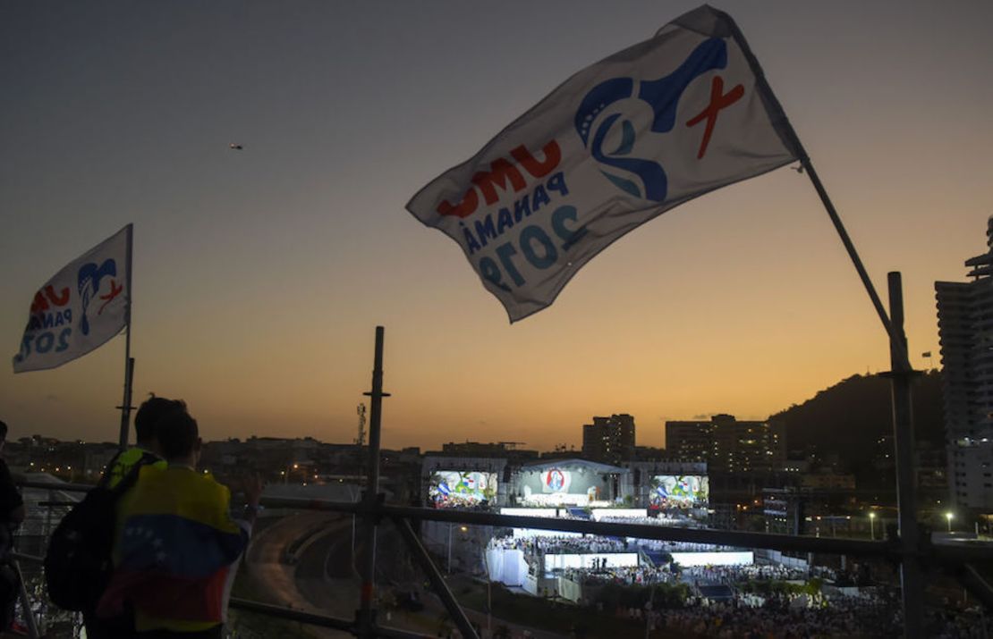 Jóvenes católicos a la espera del papa en panamá.