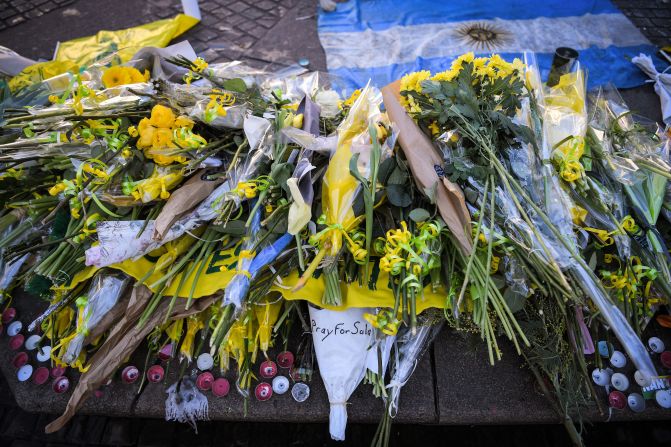 Un grupo de hinchas del Nantes observa el homenaje a Salas. Los equipos que buscan al futbolista argentino informaron que la misión cambió de rescate a recuperación.