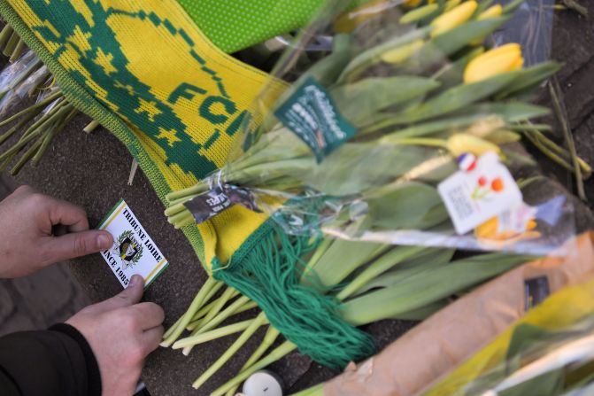 En la plaza principal de Nantes las personas han puesto banderas, flores y otros homenajes al desaparecido futbolista argentino.