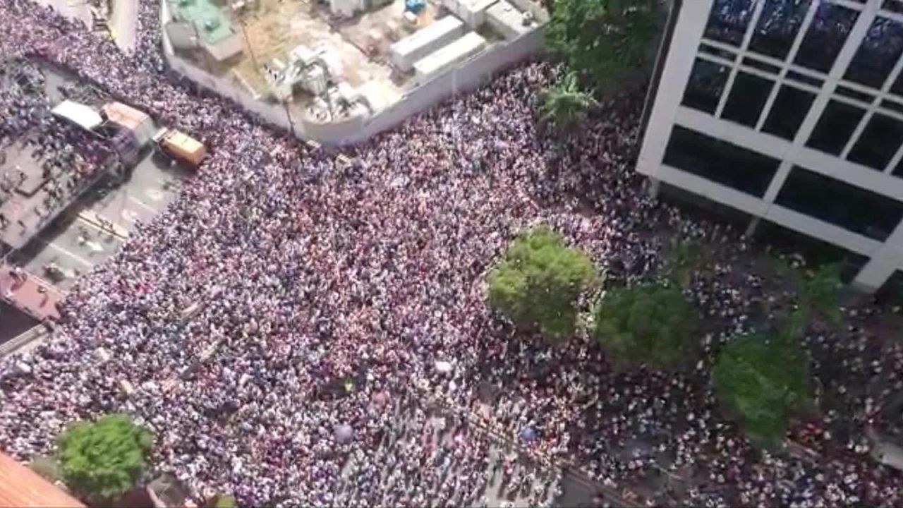 Miles de personas salieron a las calles de Venezuela el 23 de enero en nuevas protestas contra el gobierno del presidente Nicolás Maduro, que el 10 de enero de 2019 asumió su segundo mandato presidencial por otros seis años.