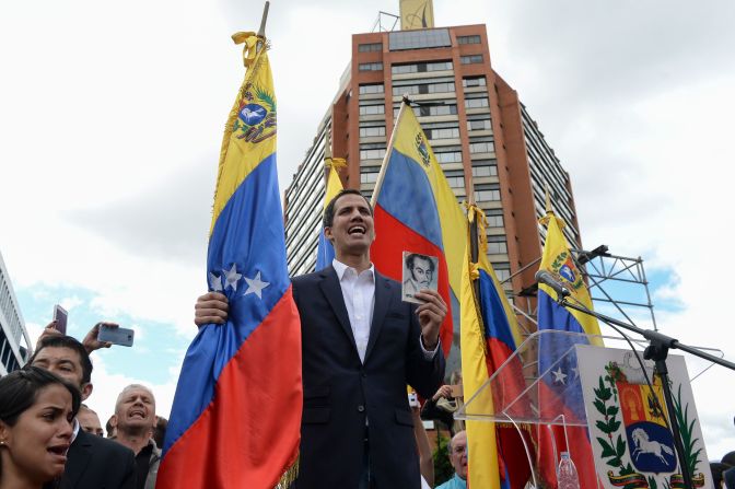 En medio de las marcahas, el presidente de la Asamblea Nacional de Venezuela se autoproclamó como presidente interino del país, desconociendo el mando de Nicolás Maduro.