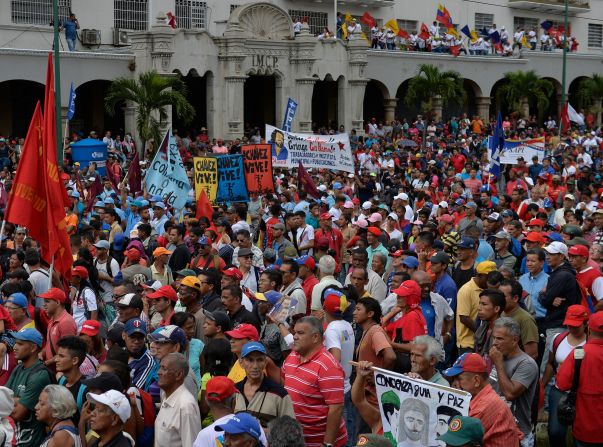 El presidente Nicolás Maduro convocó a sus seguidores y como la oposición, también se concentraron a las afueras del palacio presidencial de Miraflores.