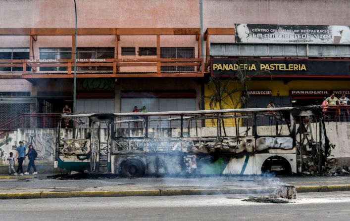 Las marchas anti Maduro empezaron en varios puntos de Caracas, la capital de Venezuela. Videos mostraban a miembros de la Guardia Nacional Venezolana lanzando gases lacrimógenos a los manifestantes cerca del barrio El Paraíso. Este bus fue incinerado en las calles de Venezuela en la víspera de las marchas.