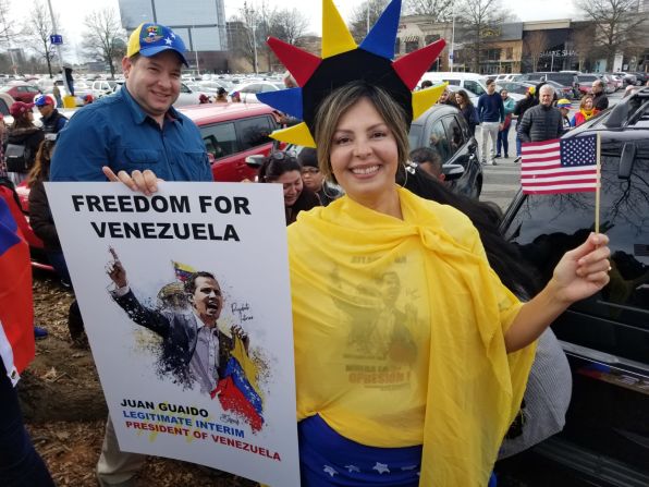 Venezolanos en el exterior también se unieron a la protesta contra Maduro. Esta mujer se unió a la protesta en Atlanta, Georgia, Estados Unidos.