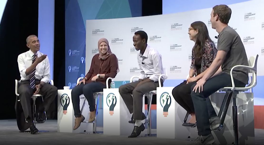 La peruana Mariana Costa Checa compartiendo escenario con expresidente de Estados Unidos Barack Obama y el presidente de Facebook, Mark Zuckerberg, durante el Global Entrepreneurship Summit de 2016.