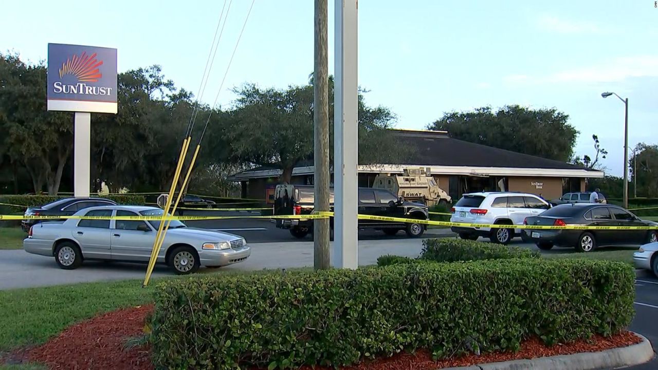 CNNE 608582 - al menos 5 muertos tras asalto en un banco en sebring, florida