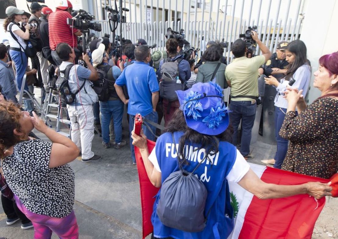 Policías y simpatizantes a las afueras de la clínica donde permanecía internado Alberto Fujimori.