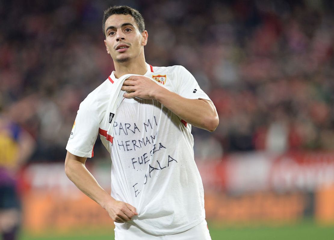 El jugador del Sevilla de la liga de España, Wissam Ben Yedder, de Francia, muestra una camiseta con el mensaje: "Para mi hermano fuerza E. Sala", tras anotar un gol el miércoles contra el Barcelona.