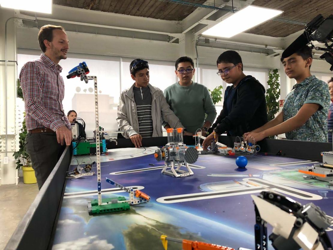 Roberto San Martín con algunos de los estudiantes de Robotix en Ciudad de México.