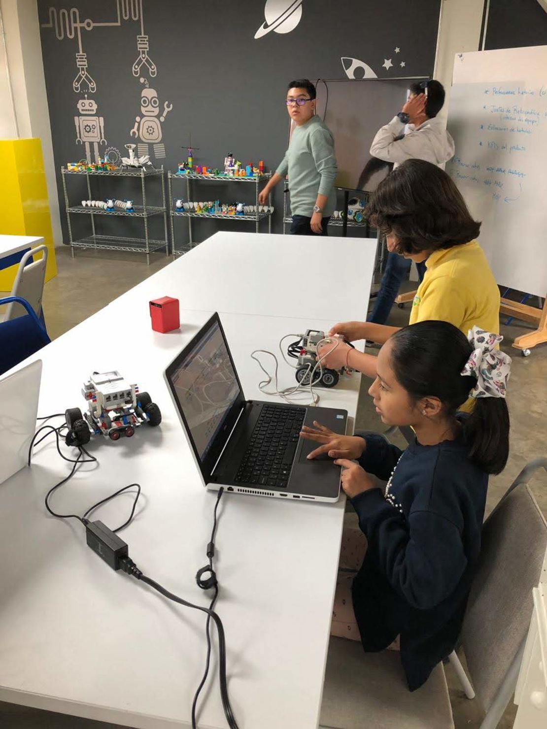 A su corta edad de 9 años, Natalia Manzano codifica robots sin ningún conocimiento previo de ingeniería o sistemas.