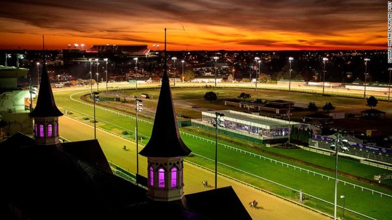 Esta colorida imagen de Churchill Downs es otra de las favoritas de Whitacker. "Sabía que había esta salida de emergencia que daba al techo, asé que subí y capté este gran amanecer. Había un frente frio ingresando, así que supe que habría rojos amarillos muy dramáticos en el cielo. Ahora iluminan las icónicas torres con tonalidades moradas, así que los colores son increíbles. Es tan americano y de otro nivel".