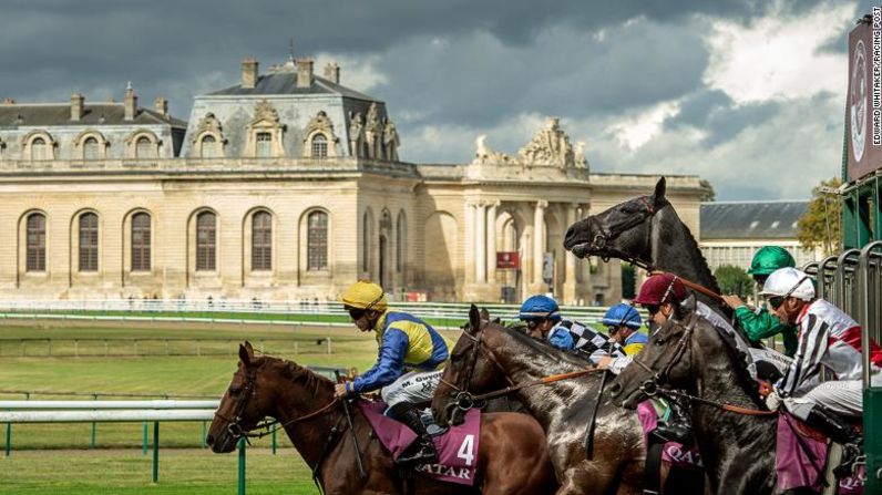 Los caballos salen de los establos frente los Great Stables en Chantilly en Francia. Esto fue 2016. "Me encanta esta imagen por la luz y el caballo encabritado al comienzo. Es simplemente una imagen dramática. Solo ese caballo levantándose, le da gran fuerza".