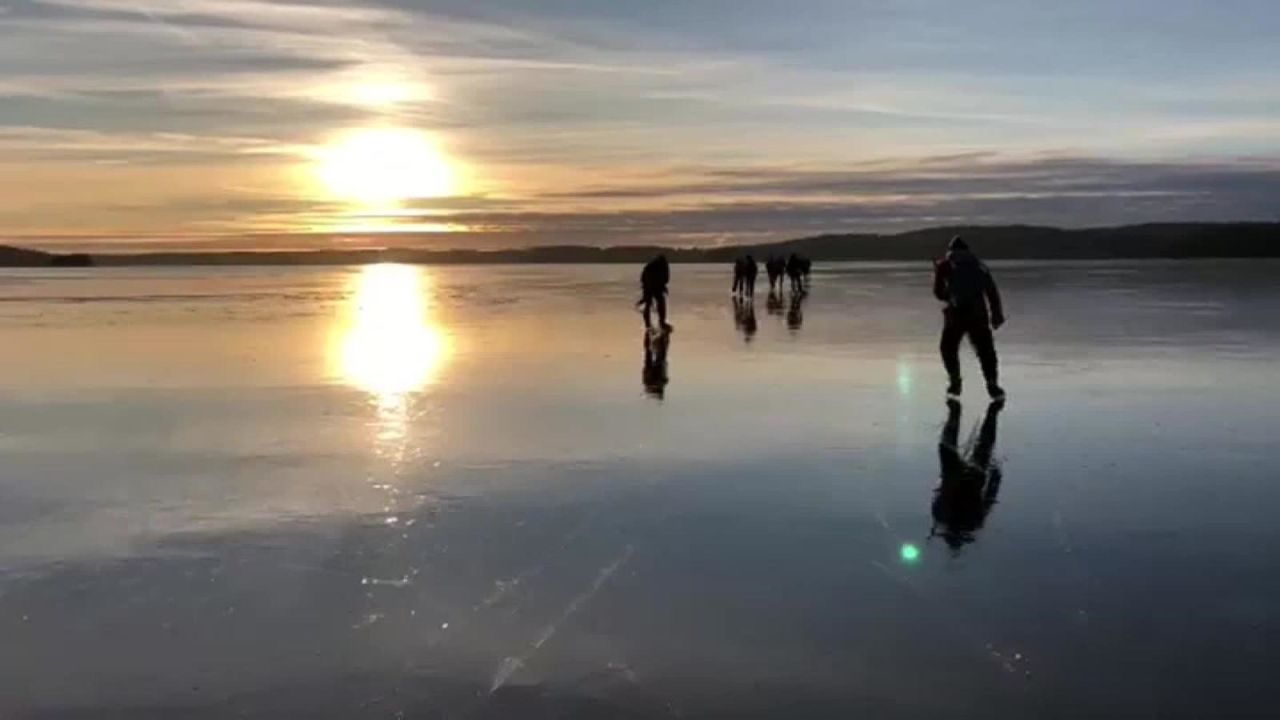 CNNE 608895 - asi "canta" este lago congelado en noruega