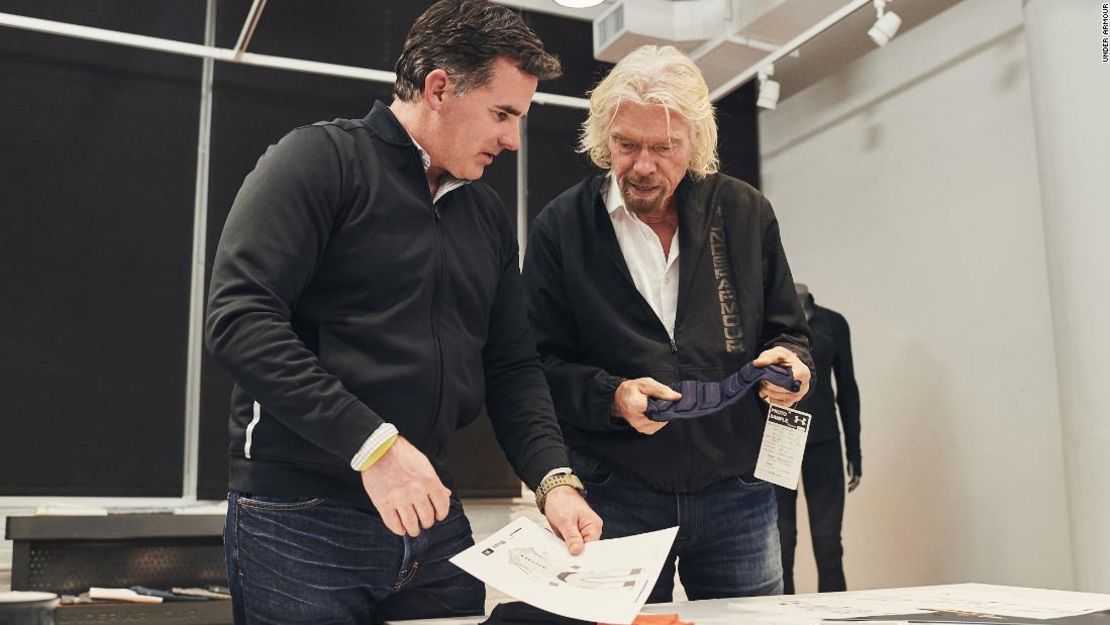 El fundador de Virgin Group, Richard Branson, y el fundador de Under Armour, Kevin Plank, anunciaron una asociación entre la marca de ropa y Virgin Galactic.