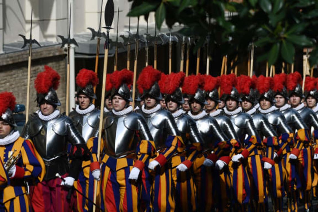 Guardias suizos durante una ceremonia de juramento en la Ciudad del Vaticano.