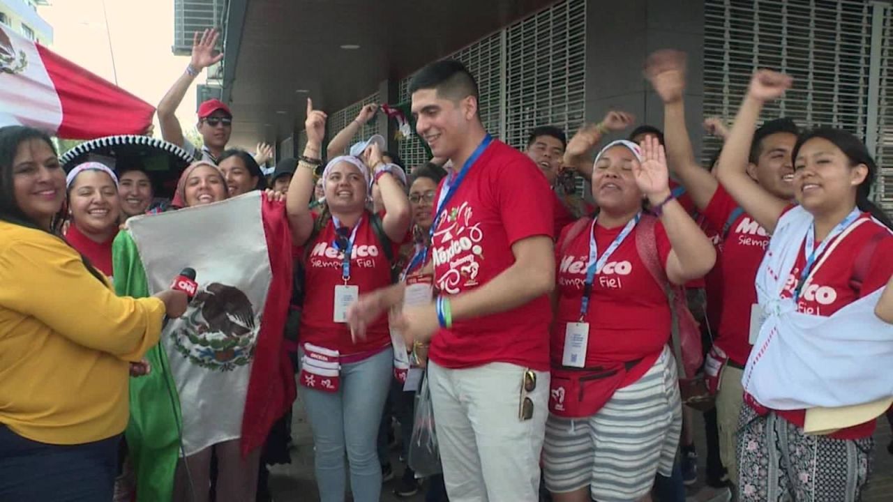 CNNE 609001 - jovenes mexicanos esperan al papa francisco en panama