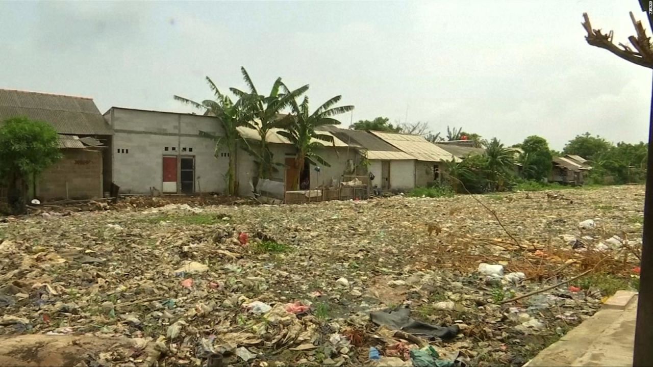 CNNE 609012 - pisangm batu, el rio con aspecto de basurero en indonesia