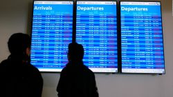 CNNE 609373 - aeropuerto de nueva york sufre consecuencias del cierre de gobierno