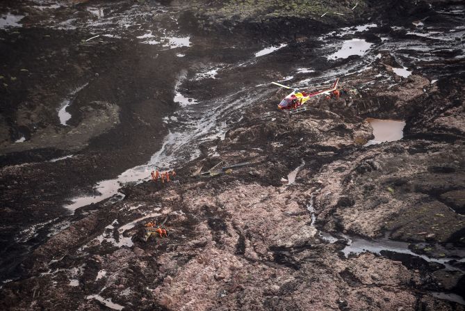 El colpaso de la represa en el sureste de Brasil desató un torrente de lodo en la ciudad ribereña y las tierras agrícolas circundantes el viernes 25 de enero, destruyendo casas.