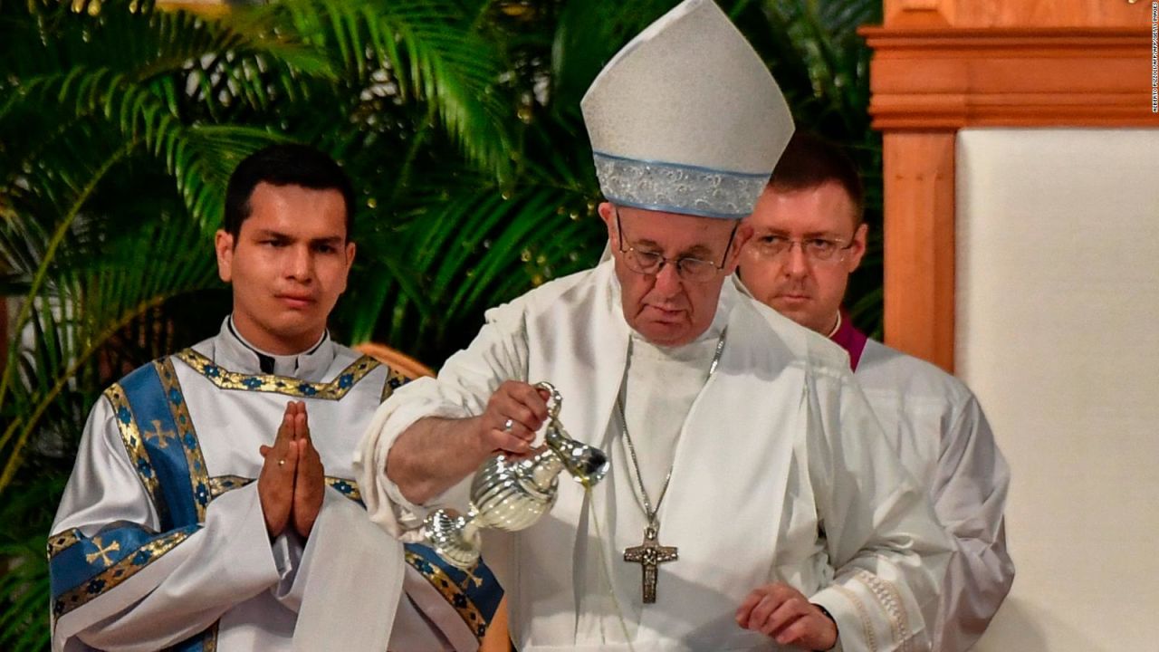 CNNE 609869 - el papa preside una ceremonia historica de consagracion