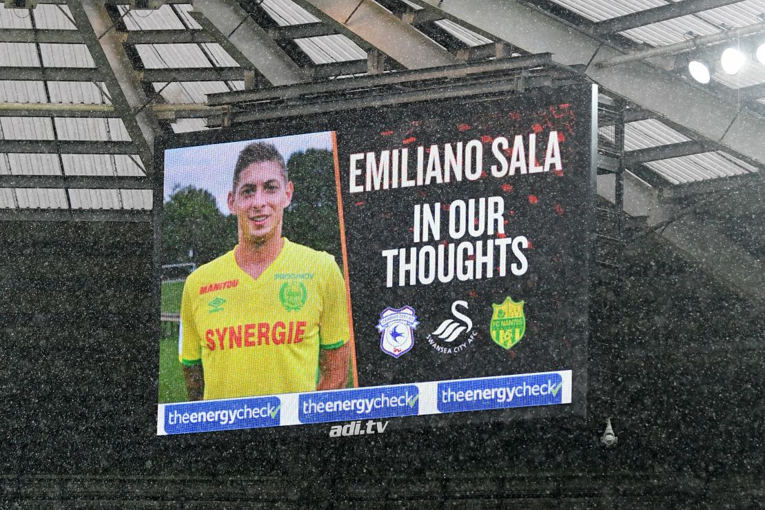 Un tributo a Emiliano Sala antes del partido de la Cuarta Ronda de la Copa FA entre Swansea City y Gillingham, en Swansea, Reino Unido.