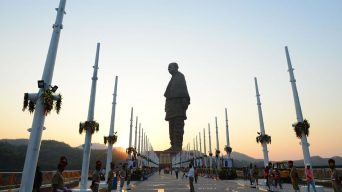 La estatua de 182 metros de altura es del doble del tamaño de la Estatua de la Libertad.